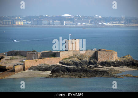 Le Fort de St Aubin St Helier avec de l'autre côté de la baie de St Aubin sur l'île de Jersey, Îles britanniques, Royaume-Uni. Banque D'Images