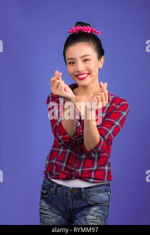 Smiling jolie femme asiatique habillé en robe de style pin-up plus de bleu. Banque D'Images