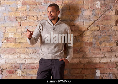 Portrait d'un beau jeune homme dans un pull. Banque D'Images