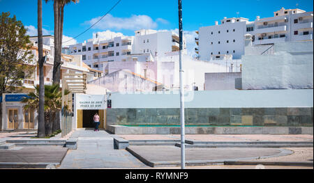 Quarteira, Portugal - 1 mai 2018 : détail de l'architecture typique d'un nouveau bâtiment de ville un jour de printemps Banque D'Images