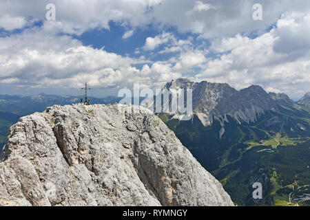 Les grimpeurs au sommet des montagnes Sonnenspitze Ehrwalder près de Ehrwald, Tyrol, Autriche. Zugspitze wetterstein avec en arrière-plan Banque D'Images