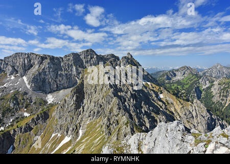 Vue depuis le sommet des montagnes rocheuses à Geiselstein dans les Alpes sous ciel bleu à une belle journée de printemps. La Bavière, Allemagne Banque D'Images