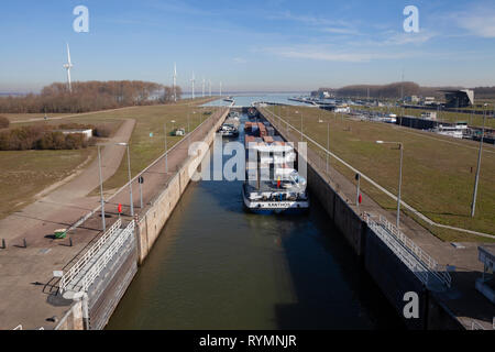 Le Volkerak serrures de l'eau, une partie de la Dutch Delta et le plus grand en Europe serrures des eaux intérieures Banque D'Images