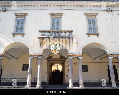 PAVIA, ITALIE - février 22, 2019 : façade de palais de l'évêché sur palazzo Vescovile Piazza del Duomo. Le palais fut construit en 1560 - 1591 Banque D'Images