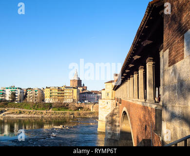 PAVIA, ITALIE - février 22, 2019 : les gens sur le Ponte Coperto (pont couvert, le Ponte Vecchio, le vieux pont sur la rivière Tessin) et vue de la ville de Pavie avec du Banque D'Images