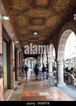 Bergame, ITALIE - février 23, 2019 : les gens de café en plein air dans les arcades au square Largo Nicolo Rezzara à Bergame. Bergamo est la capital de la provinc Banque D'Images