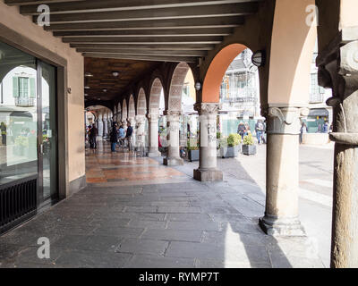 Bergame, ITALIE - février 23, 2019 : les gens de square Largo Nicolo Rezzara près de café en plein air dans les arcades à Bergame. Bergamo est la capital de la Provi Banque D'Images