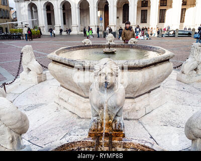 Bergame, ITALIE - février 23, 2019 : les touristes près de Contarini Fontaine sur la Piazza Vecchia place en face de Palazzo Nuovo palace en Citta Alta (supérieur à Banque D'Images