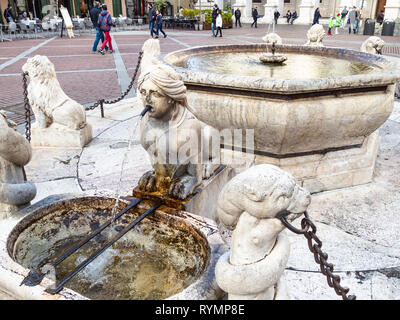 Bergame, ITALIE - février 23, 2019 : Fontaine Contarini et personnes sur la Piazza Vecchia square à Citta Alta (Ville Haute) de la ville de Bergame, Lombardie Banque D'Images