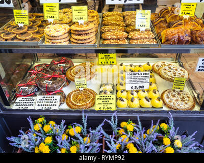 Bergame, ITALIE - février 23, 2019 : Fenêtre de pâtisserie avec des friandises locales y compris la polenta e osei lave en Citta Alta (Ville Haute) d'être Banque D'Images