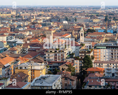 Bergame, ITALIE - février 23, 2019 : vue ci-dessus de Citta Bassa (ville basse) avec tour de l'horloge du Palais Post et clocher de Chiesa di San Marco d'être Banque D'Images