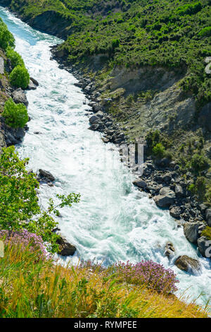 Kawarau River qui coule à travers une gorge dans la ville pittoresque de Otago en Nouvelle-Zélande Banque D'Images