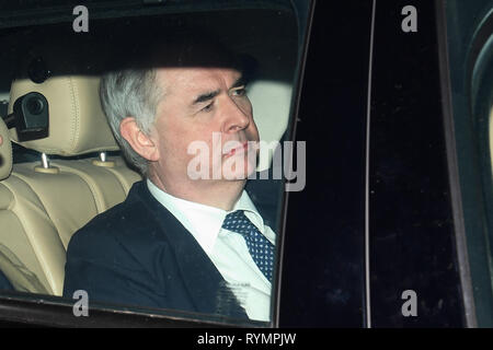 Procureur général Geoffrey Cox laissant les Maisons du Parlement, Londres après députés a voté sur une motion pour permettre au premier ministre de demander une prolongation jusqu'au 30 juin a été adopté par 412 voix contre 202. Banque D'Images