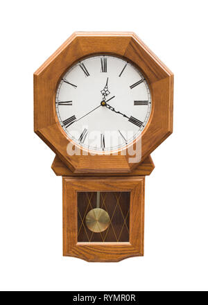 Horloge à pendule en bois isolé sur blanc. Banque D'Images