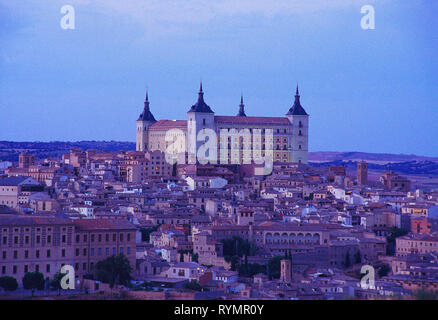 L'Alcazar et Vue de nuit de la ville. Toledo, Espagne. Banque D'Images