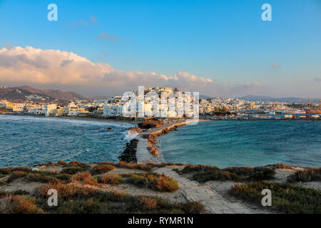 Vu de la ville de Naxos de Naxos Portara sur un soir orageux, Grèce Banque D'Images