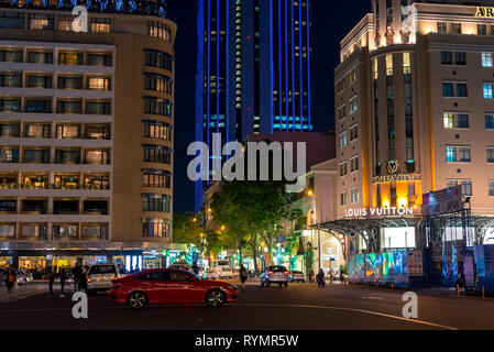 Ho Chi Minh Ville, Vietnam - 8 janvier 2019 : le centre-ville (rue Dong Khoi) avec Saigon Times Square, dans le centre. Banque D'Images