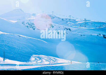 Remontées mécaniques de ski du glacier Hintertux Zillertal au Tyrol en Autriche en hiver dans les Alpes. Montagnes alpines avec de la neige. Relations sérieuses in Downhill. Vacatio Famille Banque D'Images