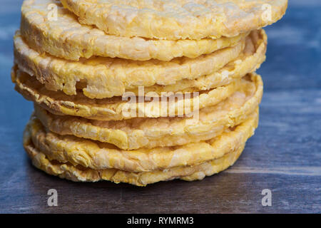 Pile de galettes de maïs sur une surface en bois brun Banque D'Images