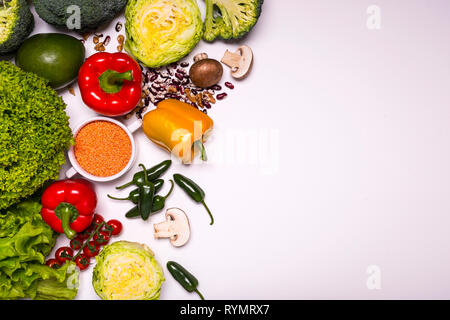 Les fruits et légumes frais sur fond blanc. Régime alimentaire de désintoxication. La nourriture végétalienne frais colorés différents. Mise à plat. Lieu d'inscription. Banque D'Images