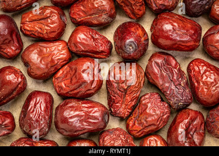 Jujube séchée sur l'écorce des fruits à texture de papier, vue du dessus Banque D'Images