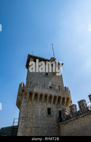 Saint-marin, RÉPUBLIQUE DE Saint-marin - 6 août 2018 : les touristes visiter la forteresse connue sous le nom de Guaita ou Rocca à Saint-Marin Banque D'Images