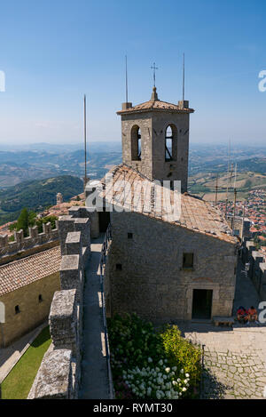 Saint-marin, RÉPUBLIQUE DE Saint-marin - 6 août 2018 : les touristes visiter la forteresse connue sous le nom de Guaita ou Rocca à Saint-Marin Banque D'Images