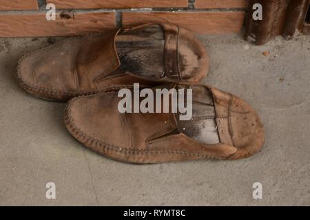 Chaussures en cuir brun ancien en attente d'être poli Banque D'Images