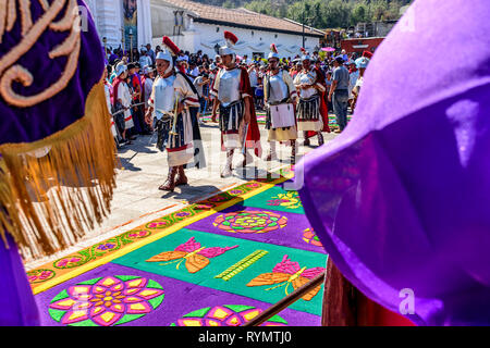 Antigua, Guatemala - Mars 11, 2018 : Romains & Tapis de sciure de bois teint en procession a prêté près de Antigua coloniale avec des célébrations de la Semaine Sainte. Banque D'Images