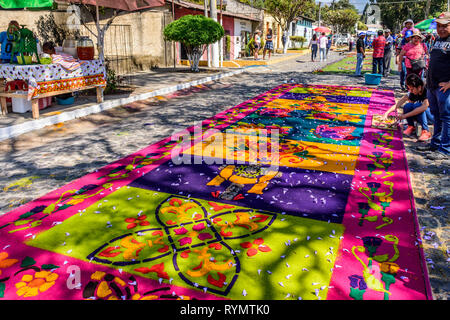 Antigua, Guatemala - Mars 11, 2018 : Rue du Carême Les tapis d'être piétinés par les défilés en ville avec des célébrations de la Semaine Sainte Banque D'Images