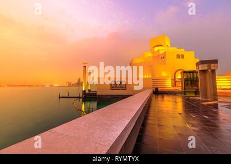 Front de mer de Doha et West Bay skyline le long de Corniche en capitale du Qatar avec l'éclairage bleu à Dhow Harbour heure. Doha au Qatar. Moyen Orient, Arabe Banque D'Images