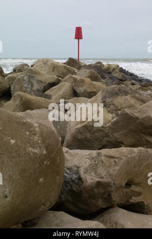 Épi rocheux avec brise-lames ou à éclats rouge Barton sur Mer, Hampshire, Royaume-Uni Banque D'Images