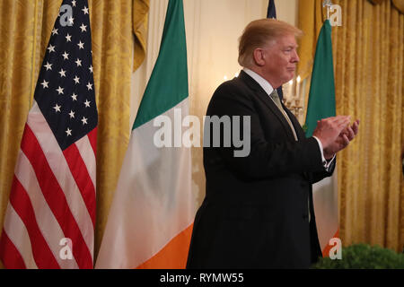 Le président américain, Donald Trump attend pour présenté avec un bol de Shamrock par Leo Varadkar Taoiseach au cours d'une célébration de la St Patrick Accueil et présentation Shamrock cérémonie à la Maison Blanche à Washington D.C. Banque D'Images