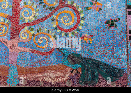 Mosaïque murale (détail) à l'Eugene Field School, Albuquerque, Nouveau Mexique : arbre de vie avec les papillons et Peacock Banque D'Images