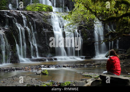 Purakaunui Falls, la Nouvelle-Zélande, Catlins, avec Girl in red jacket Banque D'Images