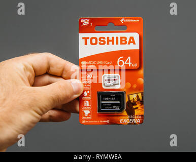 Paris, France - Jun 15, 2018 : man main tenant en main un nouveau Toshiba 64 Go microSDXC UHS-i Card avec adaptateur vue avant Banque D'Images