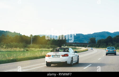 Schiltach, Allemagne - Jun 10, 2018 : l'autoroute allemande avec le luxe BMW décapotable cabriolet voiture conduite rapide sur la route de campagne sur une journée ensoleillée avec des montagnes en arrière-plan de la Forêt-Noire Banque D'Images