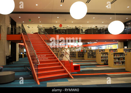 La fiction à l'intérieur du bâtiment de la Johnson Bibliothèque publique de Boston, Boston, Massachusetts, USA. Le bâtiment a été rénové en 2016. Banque D'Images