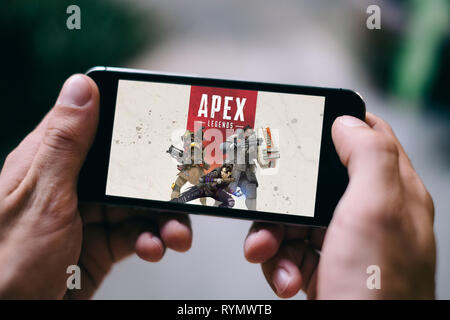 Légendes Apex logo est affiché sur téléphone mobile par un jeune garçon qui joue à des jeux Banque D'Images