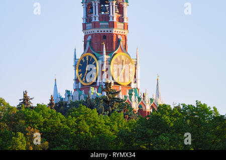 Réveil de La Tour Spasskaya du Kremlin dans la ville de Moscou en Russie dans la matinée. Banque D'Images