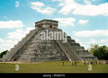 Les touristes qui arrivent tôt d'éviter la foule et soleil de midi chaud à El Castillo (Le Château), aussi connu comme le Temple de Kukulcan, le plus célèbre ruine maya dans l'ancien site archéologique de Chichen Itza sur la péninsule du Yucatan au Mexique. Depuis qu'un grimpeur est tombé à sa mort en 2006, les visiteurs ne sont plus autorisés à monter sur le 99 pieds de haut (30 mètres) le calcaire monument qui a été construit au 12ème siècle. Quatre-vingt-un des escaliers ont été construits à un angle de 45 degrés sur chacun des quatre côtés de la structure en forme de pyramide. Cette pré-colombienne est un monument du patrimoine mondial de l'UNESCO. Banque D'Images