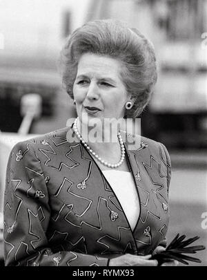 Le premier ministre Margaret Thatcher de quitter l'aéroport de Heathrow en 1988. Banque D'Images