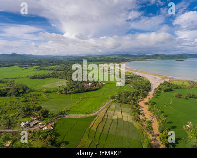 Jardins et rizières fertiles en bordure de la mer et une rivière s'écoule vers la mer. Ciletuh - Palabuhanratu Geopark. Banque D'Images