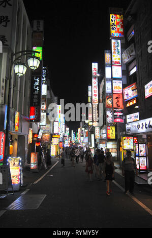 SHINJUKO, TOKYO, JAPON - 10 juillet 2018 : Très belle vue sur une rue dans le quartier Shinjuko, une très importante zone commerciale et de l'administration, à Banque D'Images