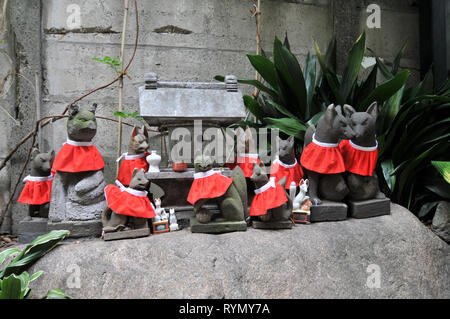 Fox (sculptures) de la Kitsune Namiyoke Inari Jinja situé près du marché aux poissons de Tsukiji à Tokyo Banque D'Images