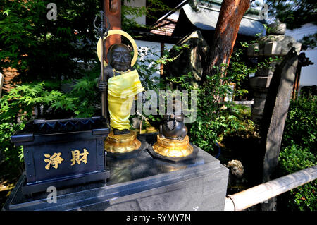 NAGANO, Japon - 18 juillet 2018 : Noir Jizo Bosatsu et priant le raton laveur statue dans le jardin d'une entrée de Zenko-ji Temple Banque D'Images