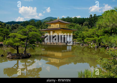 Le magnifique pavillon d'Or (Kinkaku-ji) par une journée ensoleillée de Kyoto, Japon Banque D'Images