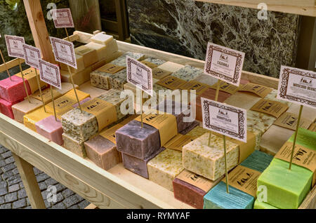 Verbania, Piémont, Italie. Mars 2019. Dans le centre historique, une boutique qui vend des produits faits à la main les pièces de savon dans la rue. Un kaléidoscope de couleurs et Banque D'Images