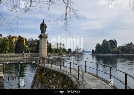 Verbania, Piémont, Italie. Mars 2019. Le lac offre une vue sur un paysage idyllique. Bateaux amarrés, les petites îles avec une nature luxuriante. Tourist Banque D'Images