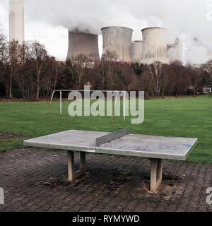 Morne aire de jeux dans le district d'Auenheim en face de la cuisson à la centrale électrique au lignite de Niederaußem, élimination du charbon Banque D'Images